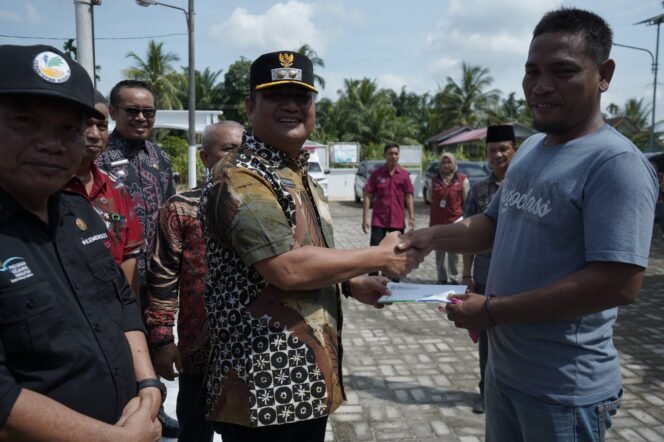 
Wabup Asahan Serahkan Kartu BPJS Gratis dan KIP di 4 Kecamatan