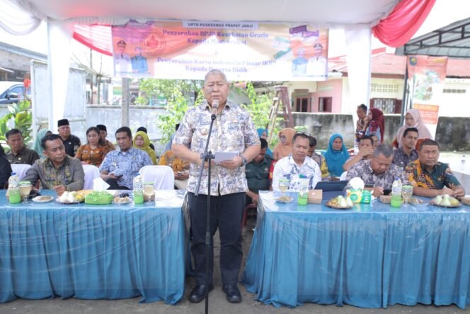 
Bupati Asahan Serahkan BPJS Kesehatan Gratis dan KIP Kepada Masyarakat di 4 Kecamatan