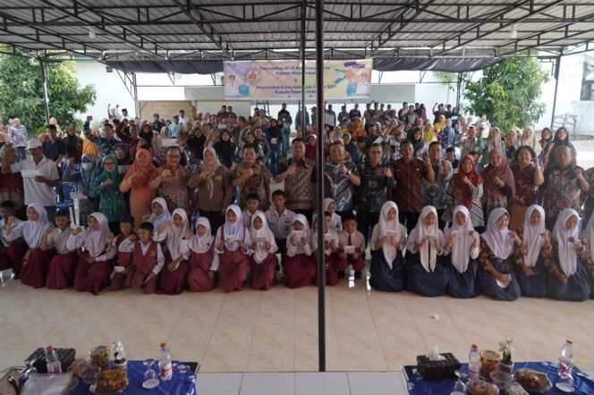 
Wakil Bupati Asahan Serahkan BPJS Kesehatan Gratis dan KIP di 8 Kecamatan