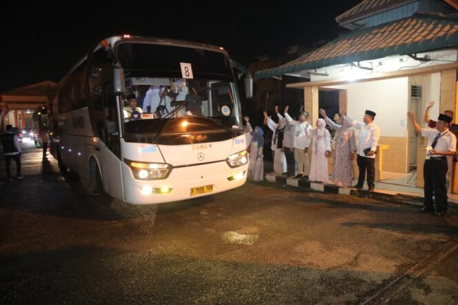 
Wabup Asahan Lepas Jemaah dari Asrama Haji Medan