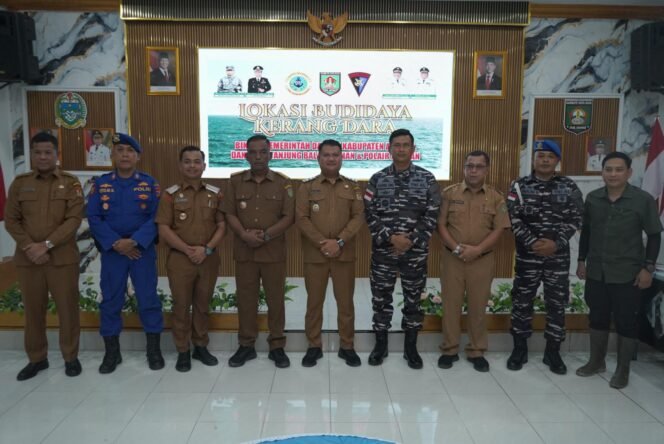 
Bantu Perekonomian Nelayan Silo Baru, Wakil Bupati Asahan Tabur Benih Kerang Dara