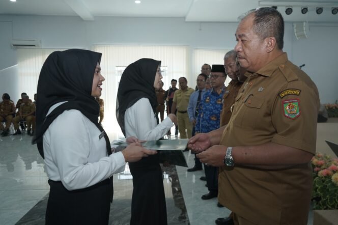 
Serahkan 148 SK CPNS, Bupati Minta Pahami Visi dan Misi Pemkab Asahan