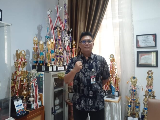 
SMA Negeri 9 Serahkan Ijasah dan Transkrip Nilai Milik 781 Siswa Yang Lulus Tahun ini Secara Gratis