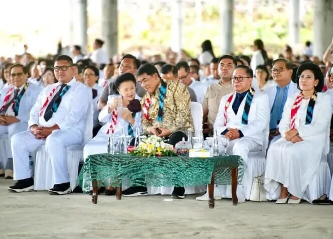 
Gubernur Sulut Yulius Selvanus Hadir Ibadah Hari Pentakosta GPDI, Minta Jemaat Bersinergi Dengan Pemerintah