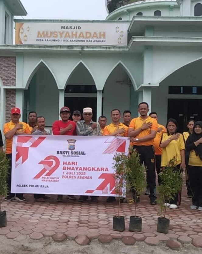 
Iptu Anwar Sanusi Simanjuntak dan Jajaran Polsek Pulo Raja Gelar Bakti Sosial Menjelang HUT Bhayangkara ke-79 di Desa Rahuning II