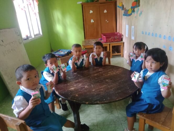 
Dua Puluh Orang Anak Paud Desa Kuripan Terima Makan Tambahan 