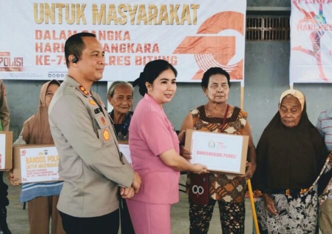 
Wujud Kepedulian Polri, Polres Bitung Bagikan 300 Paket Bansos 