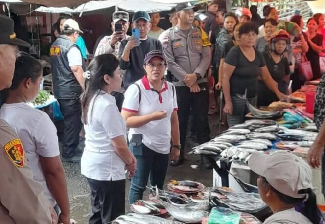 
Tinjau Pasar Ondong, Bupati Sitaro Soroti Kebersihan dan Fasilitas