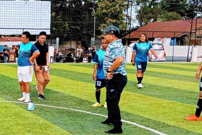
Wakil Walikota Bitung, Randito Maringka saat melakukan tendangan pembuka Mini Soccer dalam turnamen Jurnalis Cup 1. 