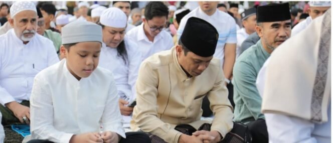 
Wali Kota Weny Gaib Sholat Idul Adha di Alun-alun Boki Hotinibang Kotamobagu Bersama Jajaran Pemerintah