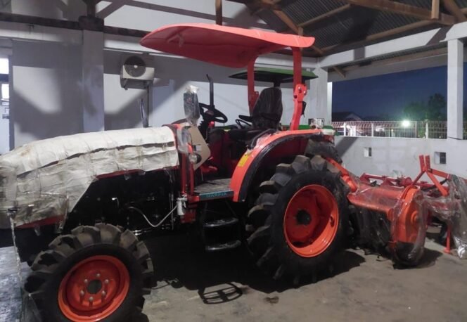 
Wali Kota Kotamobagu Terima Bantuan Traktor dari Gubernur Sulut