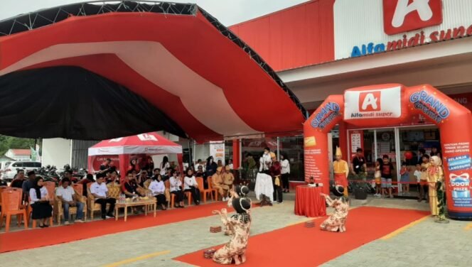 
Wali Kota Rendi Mangkat Resmikan Langsung Alfamidi Super Terbesar di Sulut