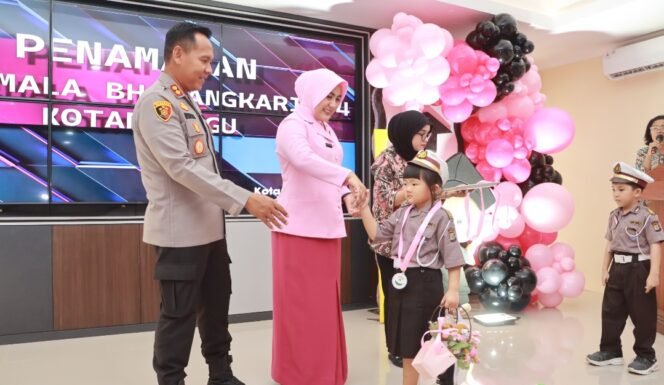 
Kapolres Kotamobagu Hadiri Acara Penamatan Siswa TK Yang Digelar Oleh Yayasan Kemala Bhayangkari