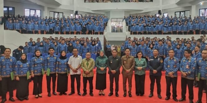 
Pemkot Kotamobagu Serahkan SK kepada 422 PPPK Formasi 2024 Tahap I