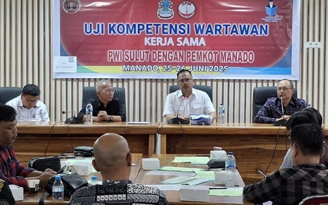 
Wakil Wali Kota Manado, dr. Richard Sualang saat memberikan wejangan bagi peserta UKW didampingi wartawan senior Sulut Drs.Voucke Lontaan, Reva Riana salah satu penguji dan Kadis Infokom Manado Erwin Kontu.(1st)