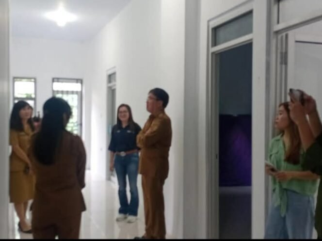 
Suasana kunjungan Walikota Manado, Andrei Angouw di UPTD PPA Manado.(*)