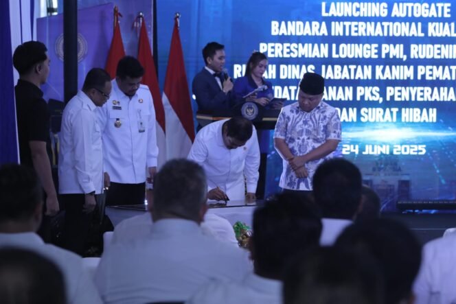 
Bupati Asahan Serahkan Sertifikat Tanah Kepada Kanwil Ditjen Pas Sumut Pada Acara Peresmian Sejumlah Fasilitas Keimigrasian Di Bandara Kualanamu