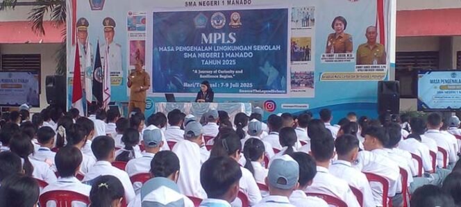 
Foto - Kepsek SMA Negeri 1 Manado Jemmy James Jermias S.Pd Saat Memberikan Sambutan Didepan 576 Siswa Baru Dalam MPLS Senin (7/7) di Aula SMA Negeri 1 Manado.