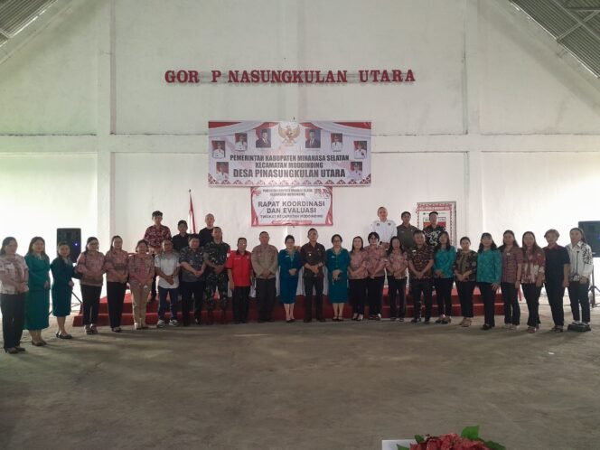 
Camat Modoinding Meyer V Tigau SIP Pimpin Rakor dan Evaluasi di desa Pinasungkulan Utara