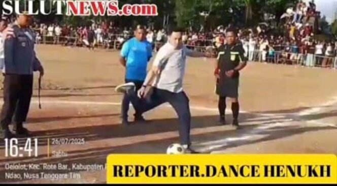 
Foto : Stevano Adranacus anggota DPR RI Komisi III, saat menendang Bola di Turnamen Oenale Cup III