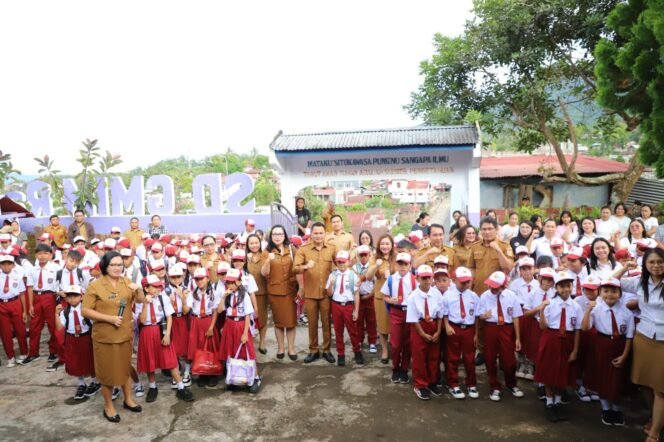 
Sukseskan Program GATI, Bupati Ronald Kandoli Antar Anak ke Sekolah