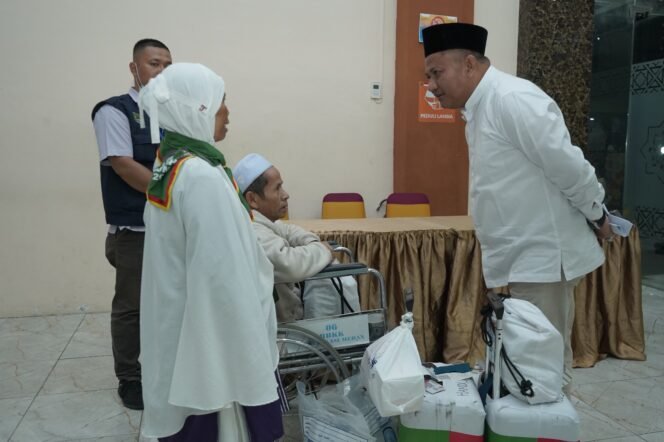 
Wakil Bupati Asahan Sambut Kedatangan Jamaah Haji Kloter 15 di Embarkasi Medan