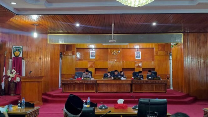
Rapat Paripurna DPRD Bengkulu Selatan Dengan Agenda Pandangan Bupati Atas APBDP 2025