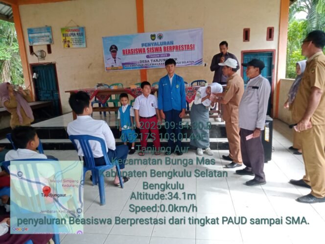 
Pemerintah Desa Tanjung Aur Kecamatan Bungamas Bagikan Beasiswa Buat Anak Berprestasi