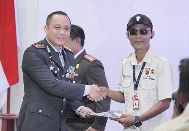 Kapolres Bitung, AKBP Albert Zai SIK MH menyerahkan langsung Piagam Penghargaan untuk Kategori Televisi kepada Cax Ody. Selasa(01/07/25)