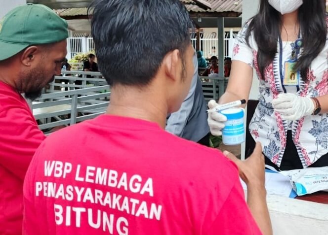 
Seluruh Warga Binaan dan Petugas Jalani Tes Urine Pastikan Lapas Bitung Bebas Narkoba