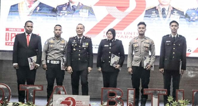 
5 Operator Pelayanan Publik Terima Penghargaan dari Kapolres Bitung 