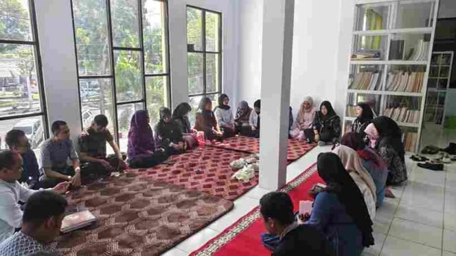 
Kejari Bitung gelar Pengajian dan Ibadah, Landasan Alquran Sebagai Petunjuk Manusia Hindari Perbuatan Korupsi 