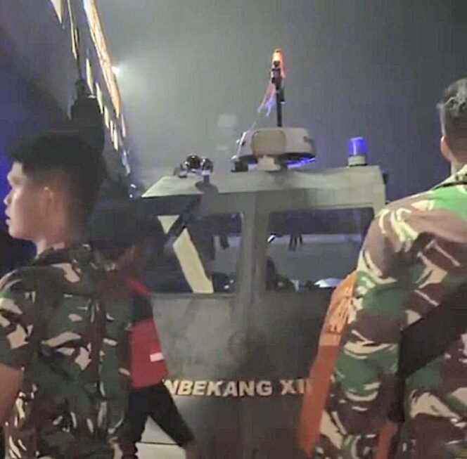 
Kodam XIII/Merdeka Kerahkan 4 RIB Evakuasi Korban Kebakaran KM Barcelona V di Perairan Talise