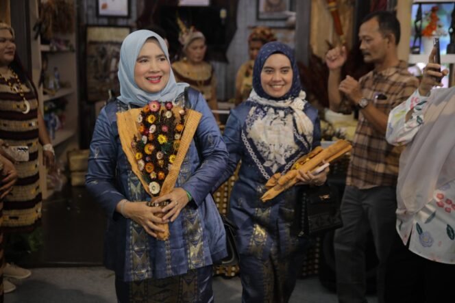 
Ketua dan Wakil Ketua Dekranasda Kabupaten Asahan Ikuti Semarak HUT Ke-45 Dekranas