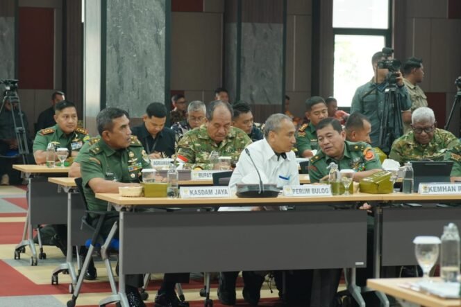 
Bupati Asahan Bersama Dandim 0208/AS Raih Dua Penghargaan Nasional pada TMMD ke-124