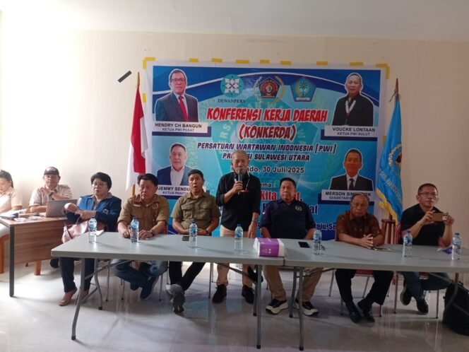 
Ketua PWI Sulut Voucke Lontaan saat memaparkan kegiatan yang sudah dilaksanakan dan rencana Kongres PWI Agustus 2025 mendatang, dihadapan peserta Konkerda PWI se Sulut  di Balai Wartawan.(1st)