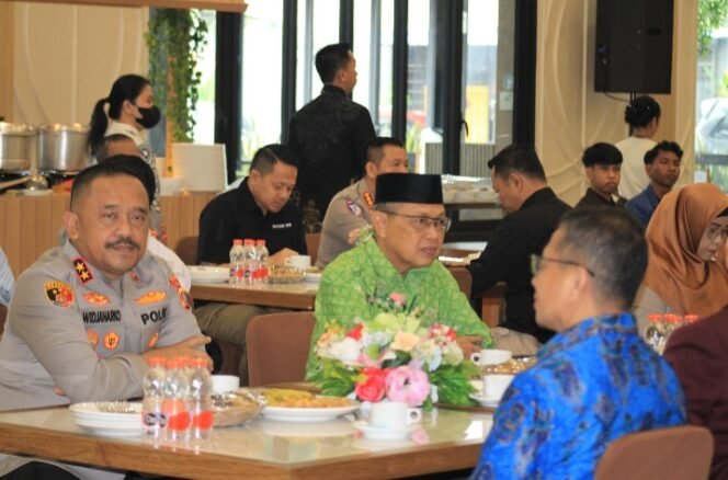 
Coffee Morning Kapolda Sultra Bersama Rektor Dan Ketua BEM, Perkuat Sinergi Cegah Radikalisme