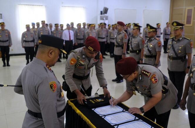 
Kapolda Sultra Pimpin Sertijab PJU Dan Kapolresta Kendari Di Aula Dhacara