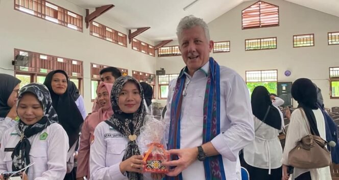 
Banyak Ukir Prestasi, MAN 1 Kotamobagu Dikunjungi Guru dari Australia