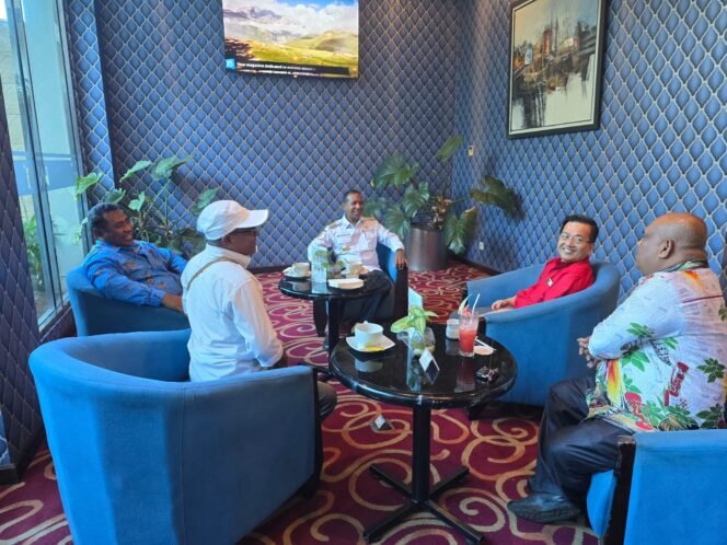 
Suasana pertemuan Gubernur Papua Selatan dan Sekum PGI penuh kehangatan.(*)