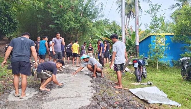 
Perbaiki Jalan Kabupaten Warga Pulau Kahakitang Patungan
