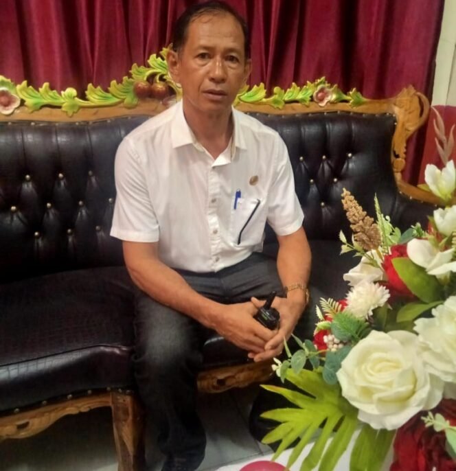 
Plt Kepsek SMP Negeri 8 Manado Rahman Mangopa Akan Segera Membayar Gaji 7 Guru Honor dan Clening Service Bila Cair Dana BOS