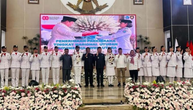 
Foto - Gubernur Sulut Yulius Selvanus SE dan Wakil Sulut Dr Viktor .Mailangkay SH MH ( Tengah) dan Dua Paskibraka Bianca dan Firji serta Paskibraka Sulut Jumat 22 Agustus di Aula Mapalus Kantor Gubernur