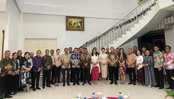 
Open House Pengucapan Syukur Walikota Tomohon Caroll Senduk Sambut Para Pejabat dan Masyarakat Yang Datang