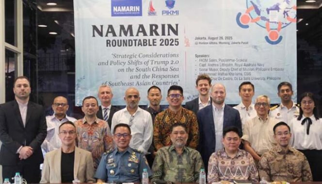 
Foto bersama para pembicara dan sebagian peserta pada 