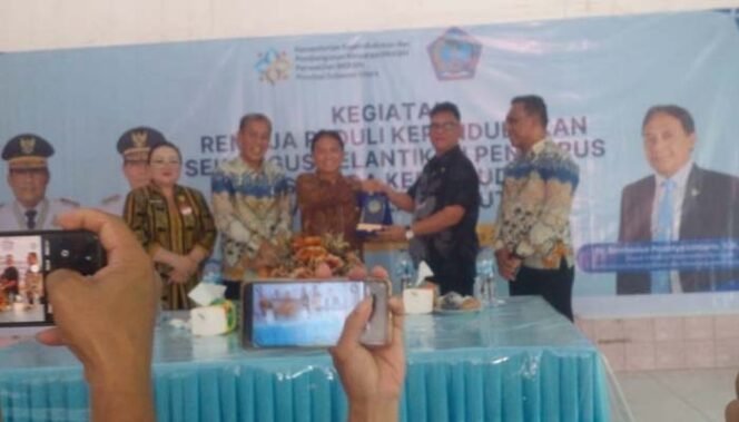 
Foto - Kepsek SMA Negeri 9 Manado Hendra Masie S.Pd ( kedua dari kanan) Saat Menerima Plakat Dari Deputi BKKN Dr Bonivasius (tengah) dan Kepala Kependudukan BKKBN Sulut dr Jeane Winokan MAP ( paling kiri) serta Kadis Capil Sulut Drs Chres Sondakh (kedua dari kiri)