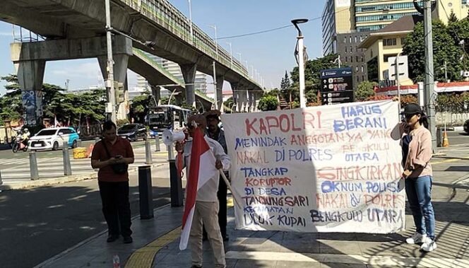 
LSM Pekat Bengkulu Bersama Perwakilan Masyarakat Desa Tanjung Sari Gelar Aksi Damai di depan Kantor Markas Kepolisian