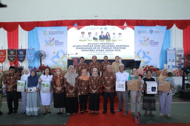 
Bupati Asahan Terima Penghargaan Di Puncak Harganas Ke-32 Provinsi Sumut