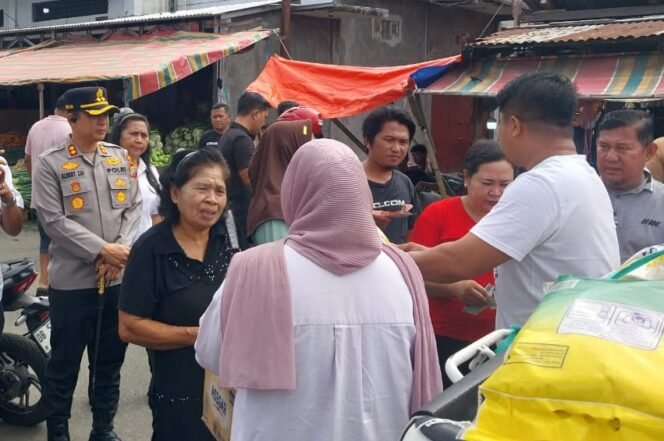 
Polres Bitung Gelar Pasar Murah, 300 Sak Beras Ludes dalam Sejam