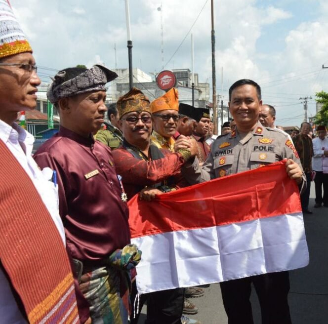 
Pembagian 3.250 Bendera Merah Putih, Polres Asahan Lakukan Pengamanan